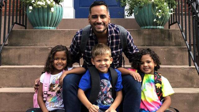 Samohrani gay tata troje djece inspiracija je mnogim mladima