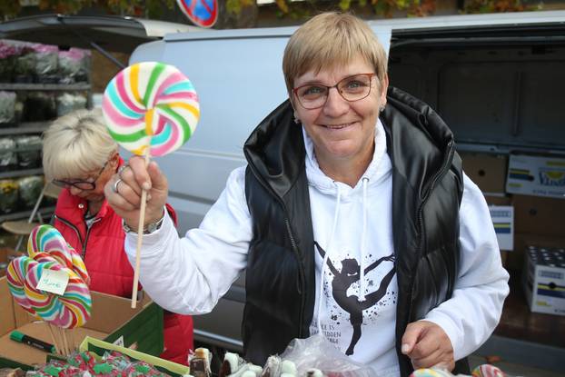 Osijek: Građani obilaze grobove najmilijih na Aninom groblju na dan Svih svetih