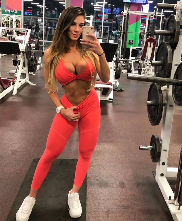 Savršeno isklesana! 'Liječnik mi je s 12 godina preporučio utege'