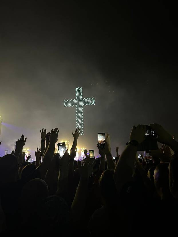 FOTO/VIDEO Spektakl na nebu: Dronovi formirali križ, Gospu...