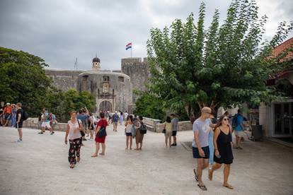 Dubrovnik: Kiša nije omela brojne turiste u razgledavanju grada
