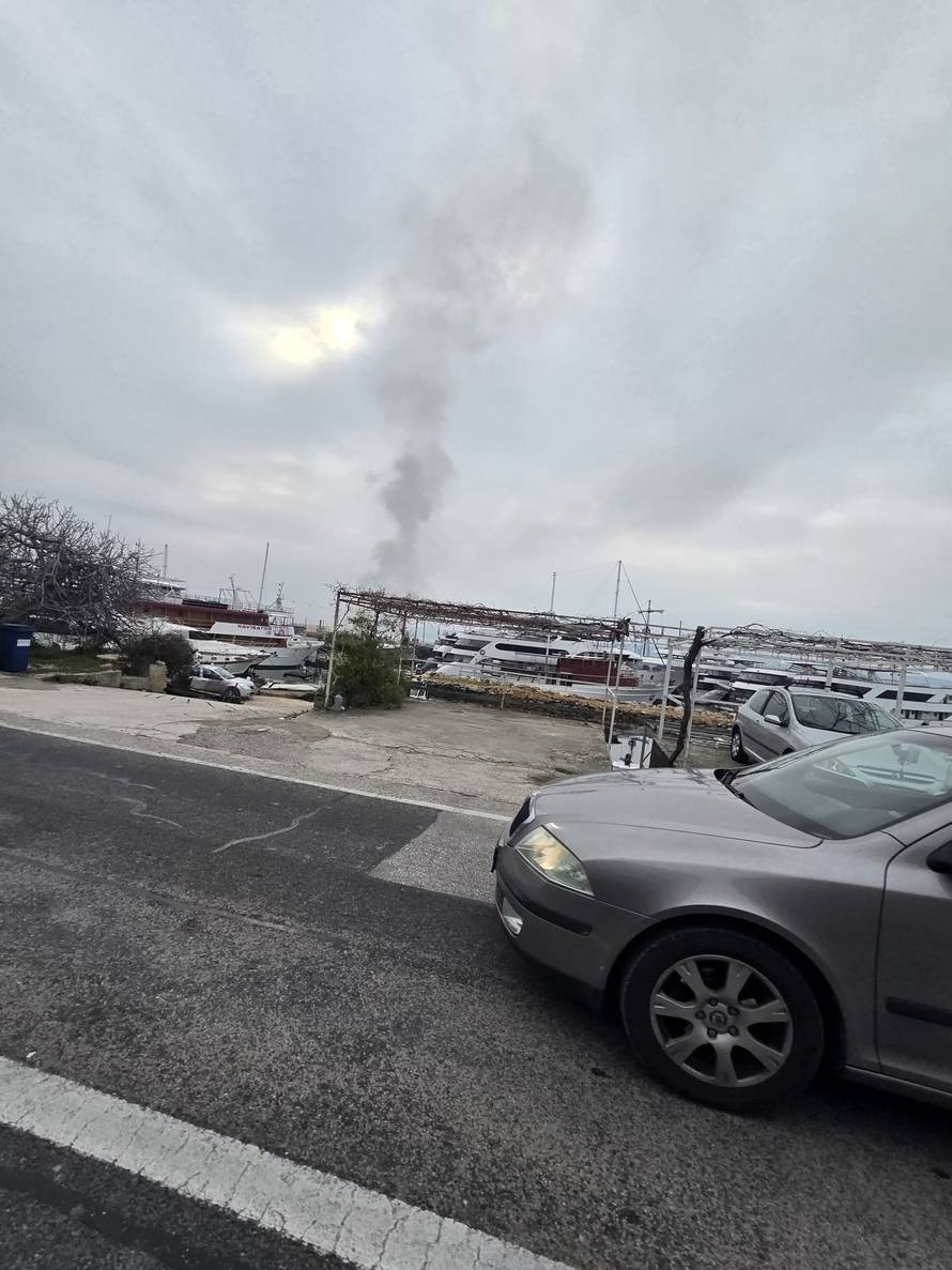 VIDEO Vatrogasci cijelu noć gasili požar broda u luci Bajnice