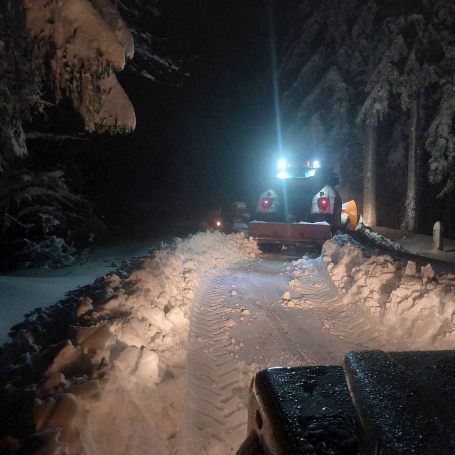 HGSS kod Plaškog spasio obitelj sa četvero djece: Zapeli su u snijegu te su ostali i bez goriva