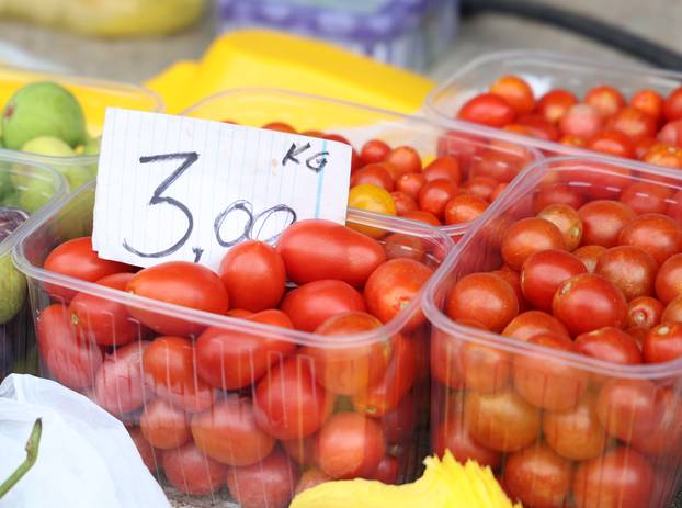 Šibenik: Ponuda vo?a i povr?a na šibenskoj tržnici
