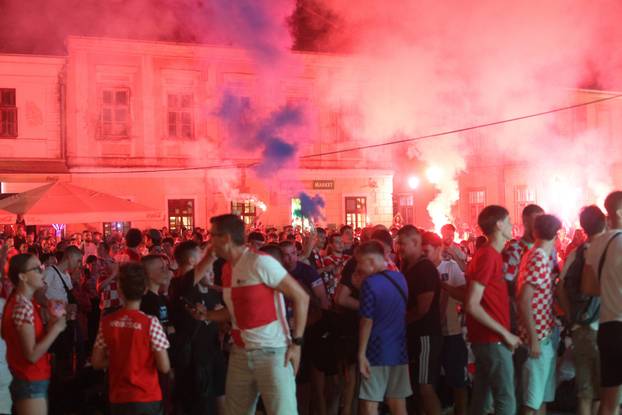 Osijek: Bakljada navijača nakon prvog gola na utakmici Hrvatske i Gane