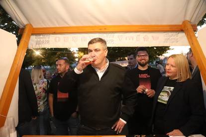 FOTO Milanović uz pivo u ruci uživao na festivalu u Sisku