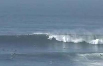 Veliki valovi u San Diegu izmamili surfere na more