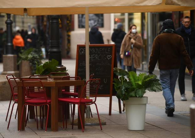 Zagreb: Iako strože mjere započinju sutra, već su danas terase kafića prazne