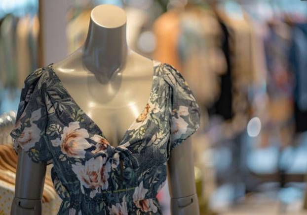 FOTO 50 modnih grešaka koje će učiniti da žene starije od 50 izgledaju još starije