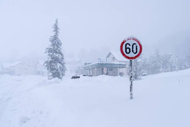 U Vrhovinama i Babinom Potoku palo je oko 50 do 80 cm snijega 