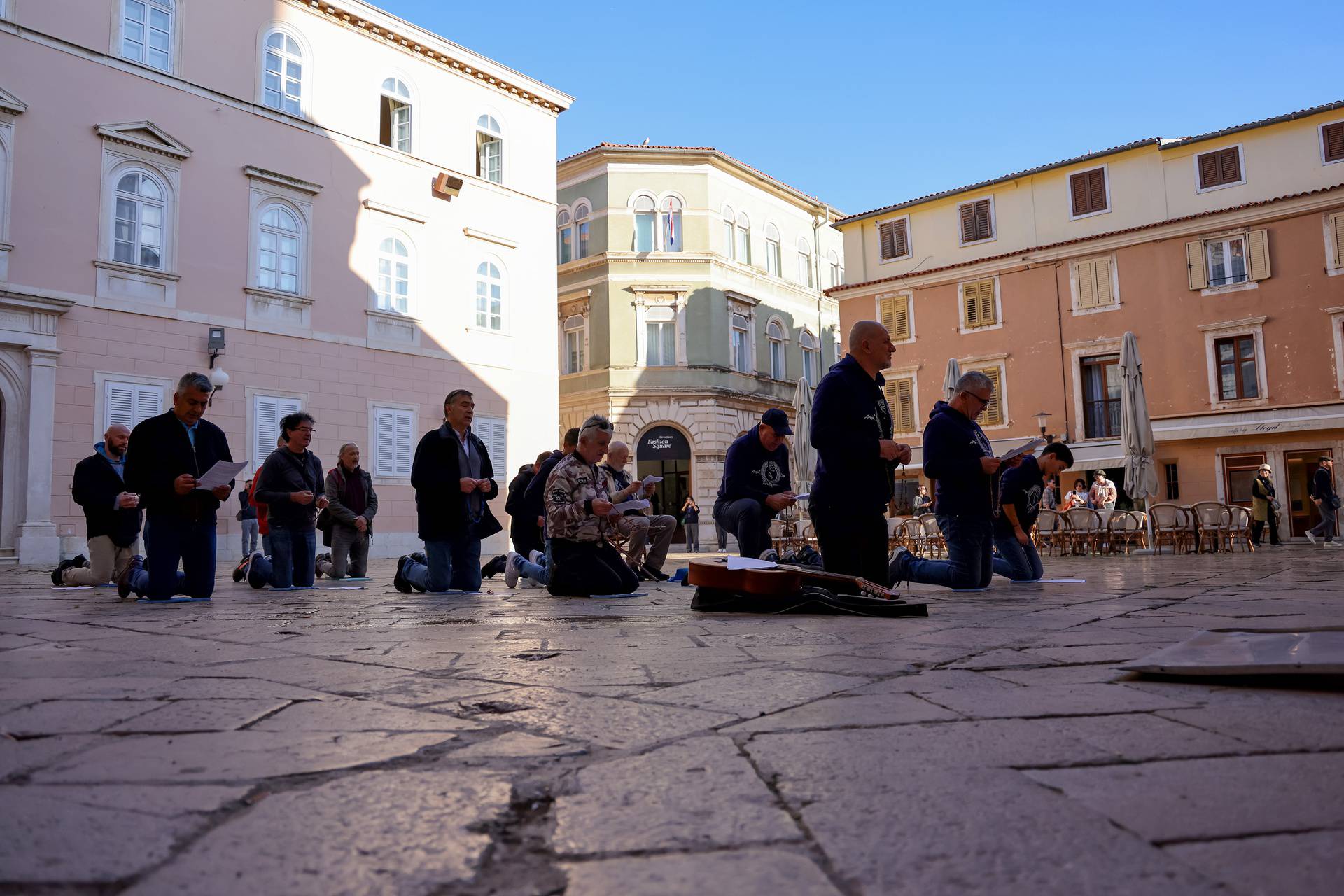 Zadar: Molitelji ispred katedrale Sv. Stošije