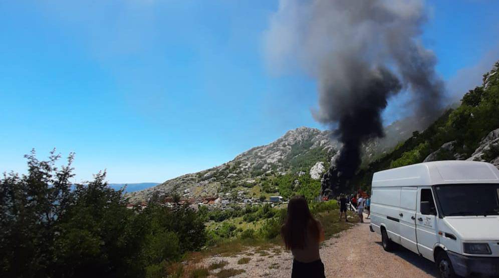 Zapalio se traktor na cesti D1, gori između Gračaca i Obrovca...