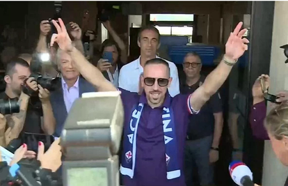 Navijači vrište: Spektakularan doček Riberyja u Fiorentini...