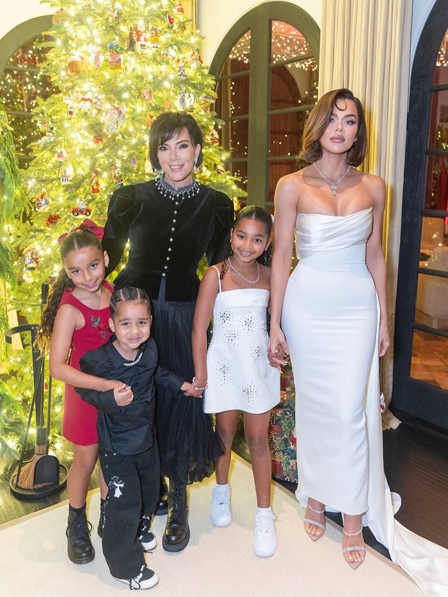 Kris Jenner (70) stisnula se uz 25 godina mlađeg partnera i odmah pokrenula raspravu...