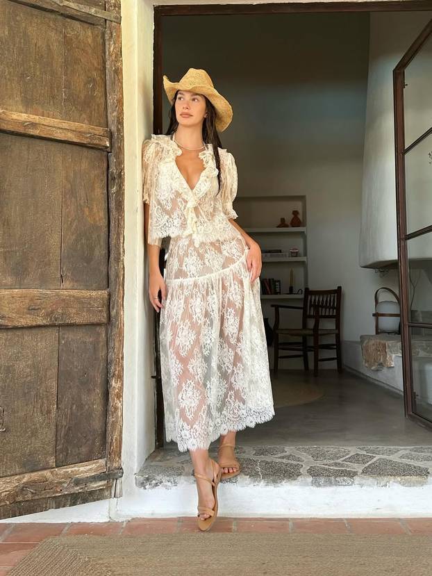 FOTO Svi gledali u njen dekolte! DiCaprijeva bivša cura pojavila se bez grudnjaka, pogledajte...