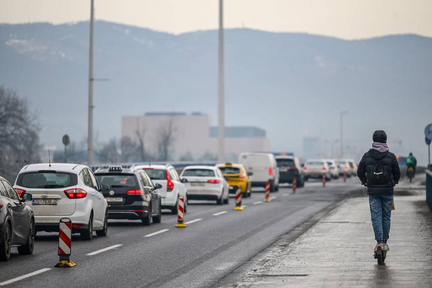 Zagreb: Započela hitna sanacija kolnika na Aveniji Većeslava Holjevca
