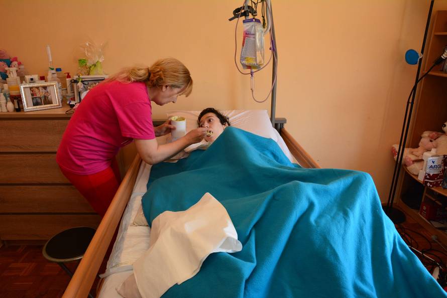 Teško bolesna djevojka iz svog stana nije izašla još od 2014.