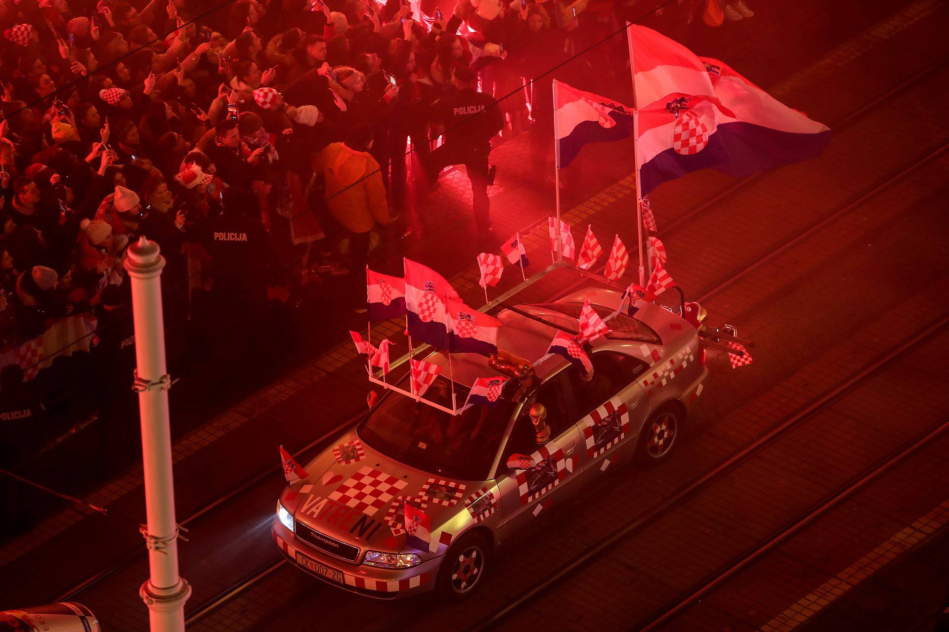 Prava ludnica vlada na Jelačićevom trgu, Vatreni krenuli prema Trgu