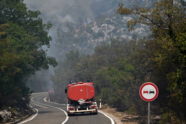 FOTO Kanaderi cijeli dan u akciji: Pogledajte kako gase požare diljem Dalmacije