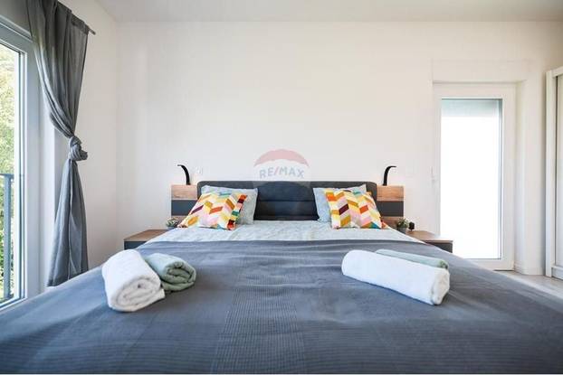 FOTO Pogledajte kuću koju su izgradili usred polja u Grbama: Stoji samo pola milijuna eura...