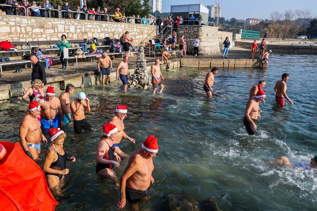 Tradicionalno novogodišnje kupanje uz šampanjac na pulskom Mornaru