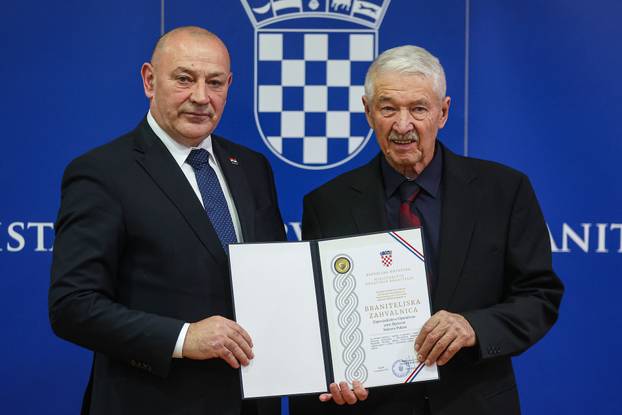 Zagreb: Ministar Tomo Medved uru?io je braniteljske zahvalnice postrojbama iz Domovinskog rata