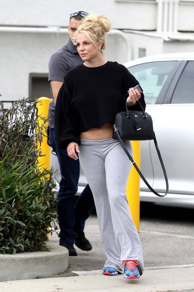 *PREMIUM-EXCLUSIVE* Healthy Britney Spears rises up early for a Tan Salon visit after release