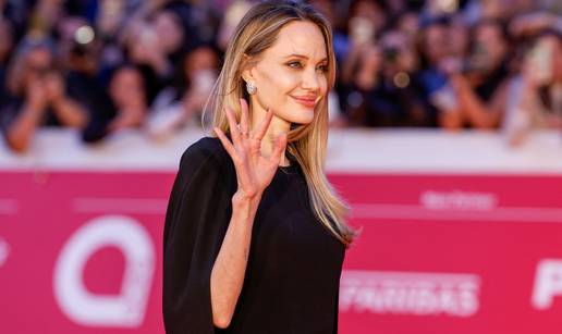 Angelina Jolie  pokazala o&zcaron;iljke od mastektomije: 'Odluka nije bila laka, ali sam jako sretna'