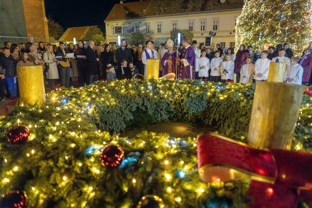 Osijek: Paljenje prve svijeće na adventskom vijencu ispred konkatedrale sv. Petra i Pavla