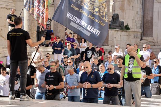 Split: Molitva krunice na Peristilu