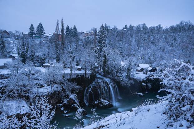 Rastoke - vodeničarski biser pokriven snijegom