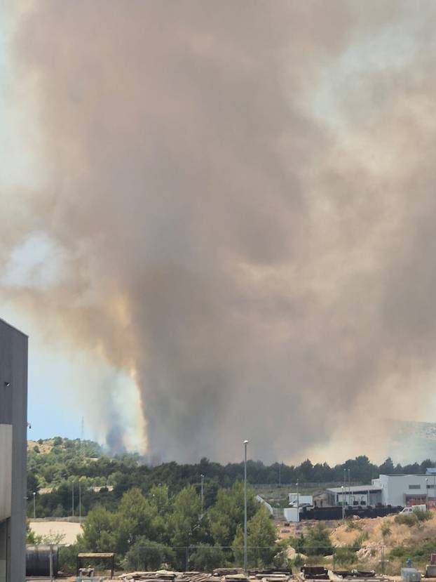 FOTO Veliki požar u Šibeniku: 'Na terenu su sve vatrogasne snage, digli smo i kanadere'