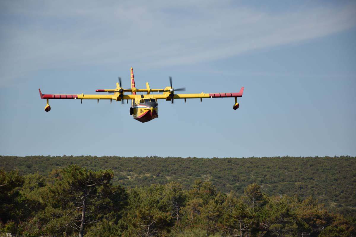 Canadairi ponovno gase poÅ¾ar kod Å ibenika