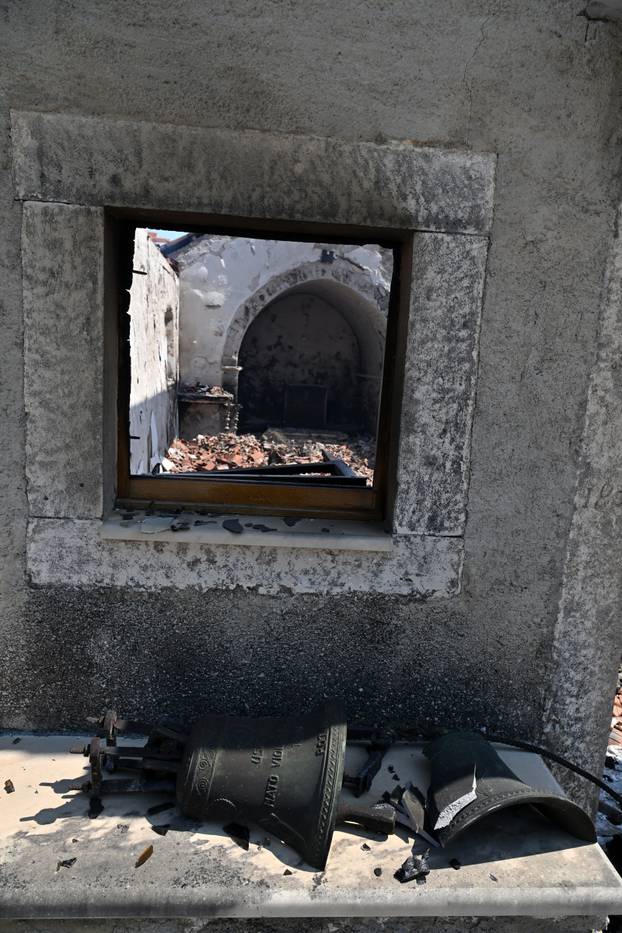 FOTO Kanaderi cijeli dan u akciji: Pogledajte kako gase požare diljem Dalmacije