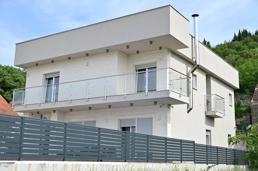 Vila Nede Ukraden u blizini Imotskog zjapi prazna u rujnu: Ima grijani bazen, jacuzzi...