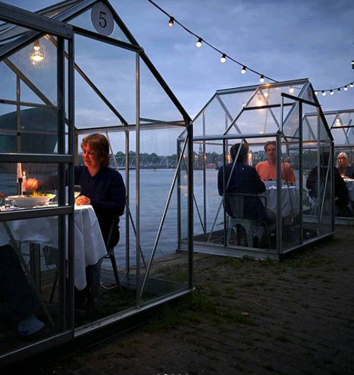 Restoran u Amsterdamu goste prima u 'staklenicima' za dvoje