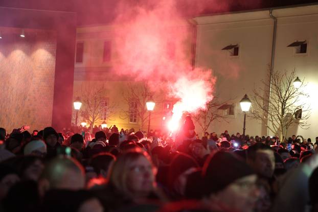 Osječani i njihovi gosti u novu 2026. godinu ušli su uz zvukove legendarnog Miroslava Škore