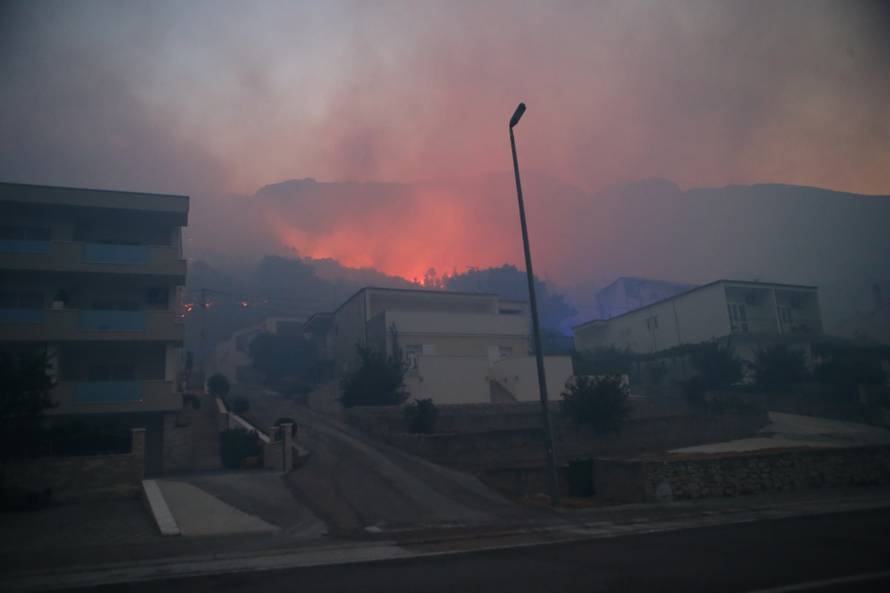 Kanader pomaže u gašenju, u Makarsku stiže i 150 vojnika