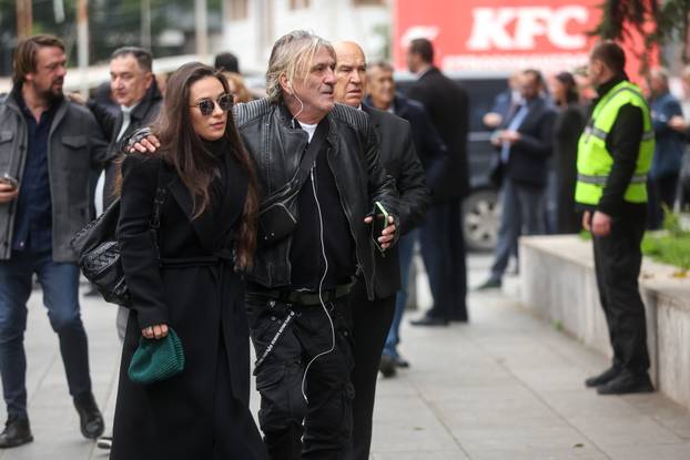 Sarajevo: Dolazak uzvanika na komemoraciju za Halida Bešlića u Narodno pozorište 