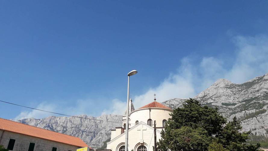 Kod Knina buknuo novi požar: Vatra guta šumu na Biokovu