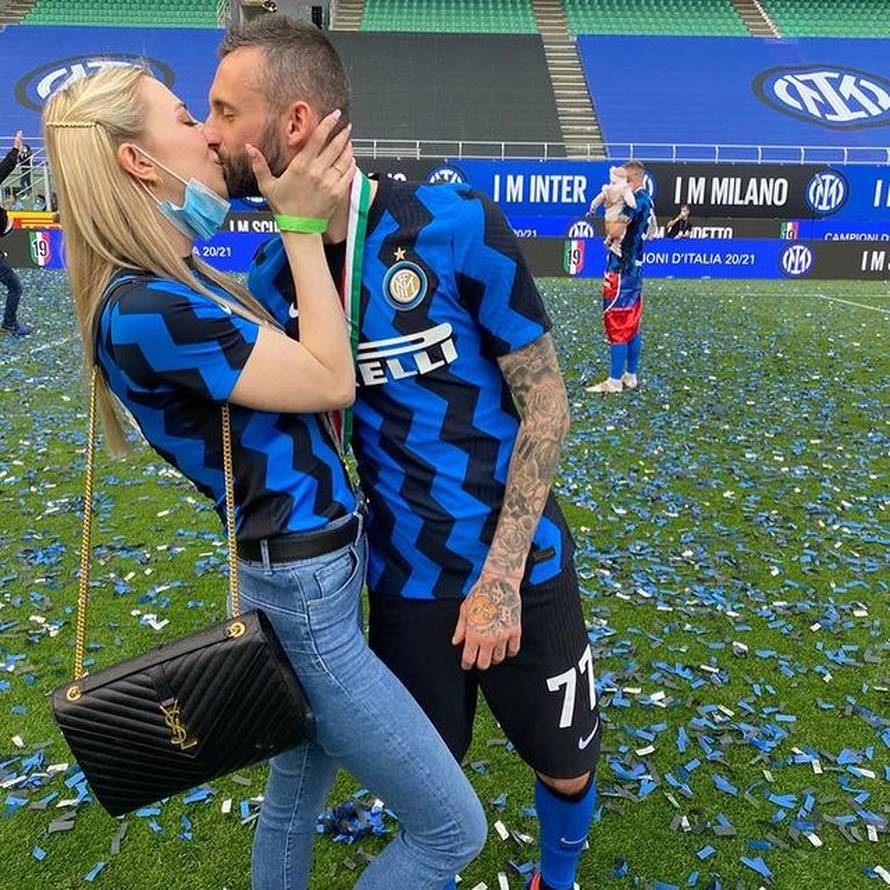 Brozović je u trenirci s pizzama nasmijao Modrića i ekipu: Ma, još ti samo nedostaje salama!