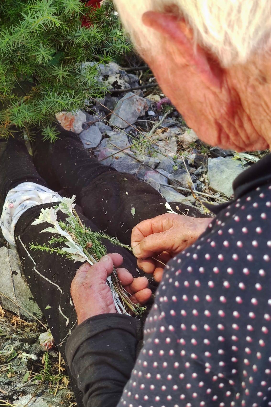 Tri dana tražili baku nestalu kod Zagvozda: Kada su je spasili u šumi, poklonila im je cvijeće...