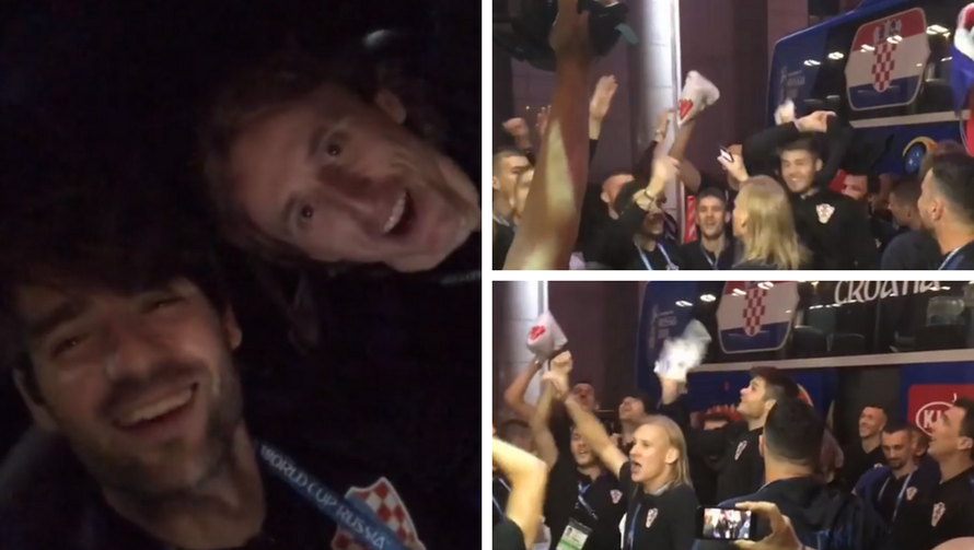 Šou u hotelu! Grdović na stolu s gitarom, igrači pjevaju s njim