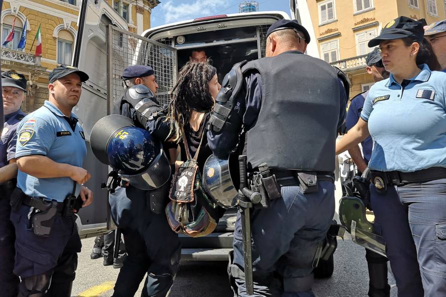 Sjeli na pločnik i blokirali 'Hod za život': Odnijeli ih u maricu