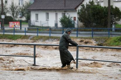 FOTO Poplave poharale Europu, u Austriji poginuo vatrogasac: 'Još nije gotovo, najgore dolazi'