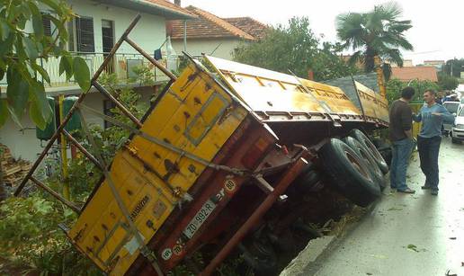 Šleper udario auto i zabio se u vrt obiteljske kuće