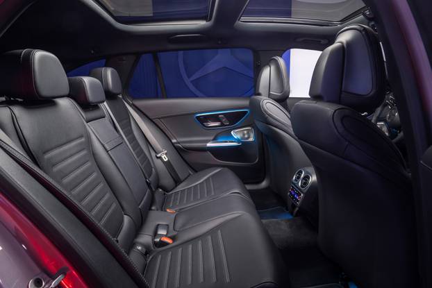 Vertraute Stärke auf einem neuen Niveau: Die neue Mercedes-Benz C Klasse bleibt sich treu – und wächst über sich hinausThe new Mercedes-Benz C-Class: Refined strength. Trusted continuity.