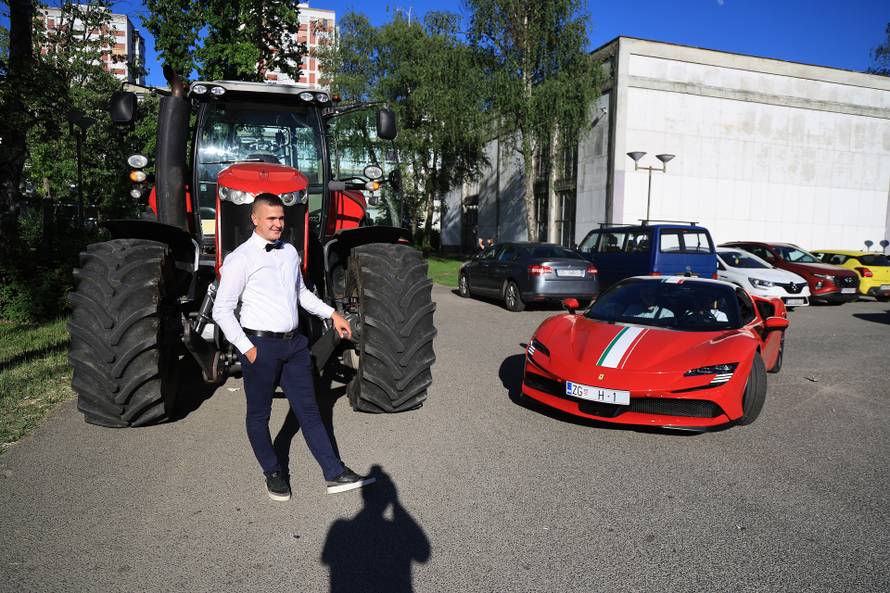 24sata Rugvica: Maturant iz Ježeva, traktorom do Građevinske škole na maturalnu večer