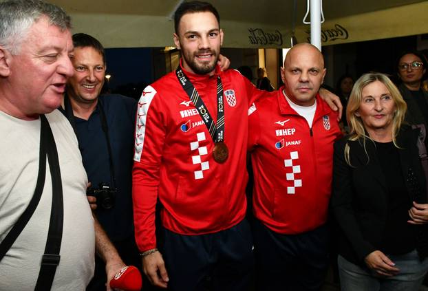 FOTO Pogledajte svečani doček Veočića nakon osvajanja bronce na Svjetskom prvenstvu u boksu