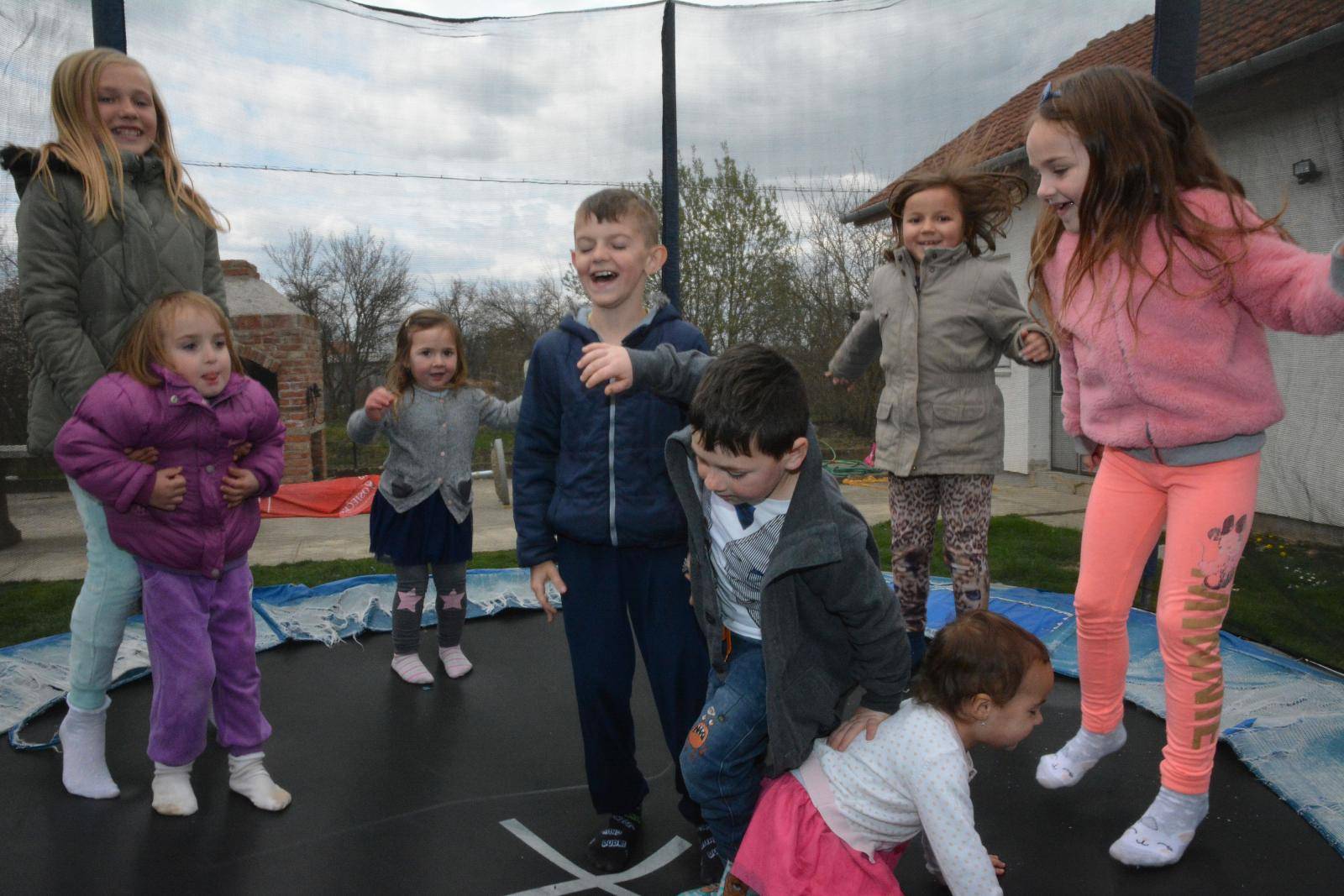 U krugu od 500 metara živi 20 djece: 'Selo nam je na dudi...'